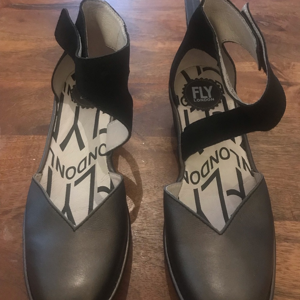 Fly London bronze sandals new. Sz 39